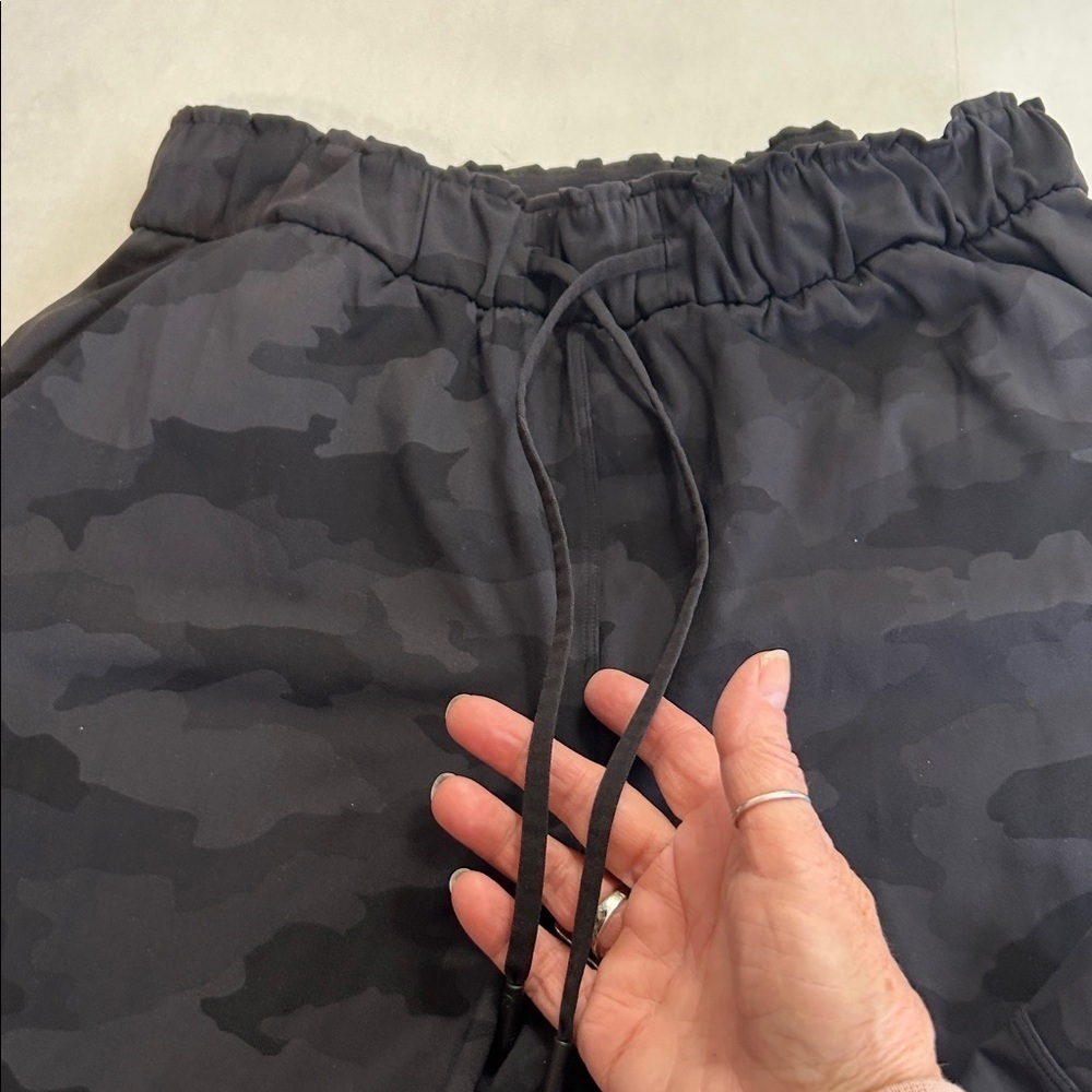LULULEMON ATHLETIC JOGGER STRETCH HIGH RISE IN HERITAGE CAMO PANTS SZ 6 - Picture 2 of 11